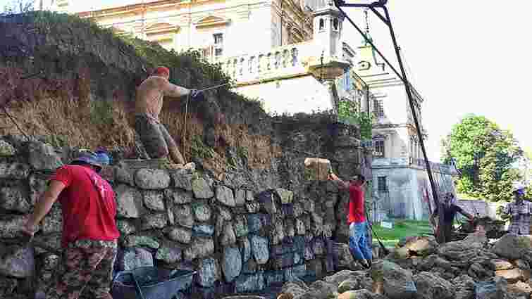 Волонтери відновлюють захисний мур у Підгорецькому замку