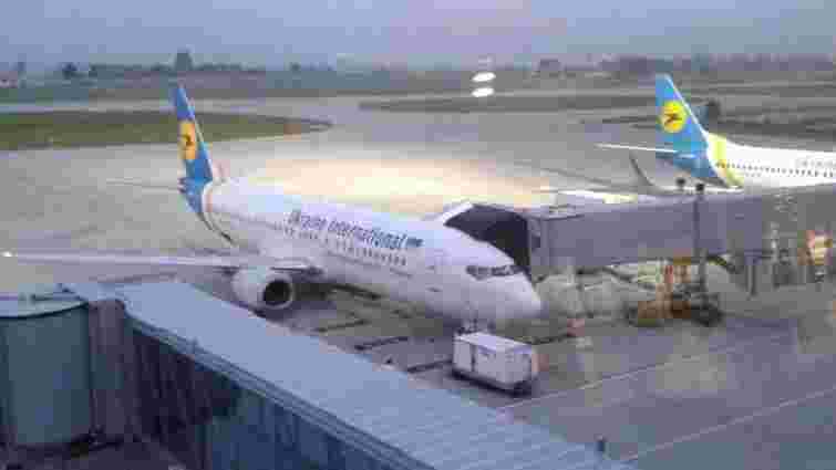 Пасажирський літак зі Львова здійснив екстрену посадку через птахів