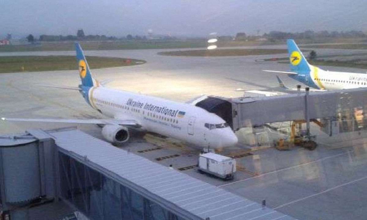 Пасажирський літак зі Львова здійснив екстрену посадку через птахів