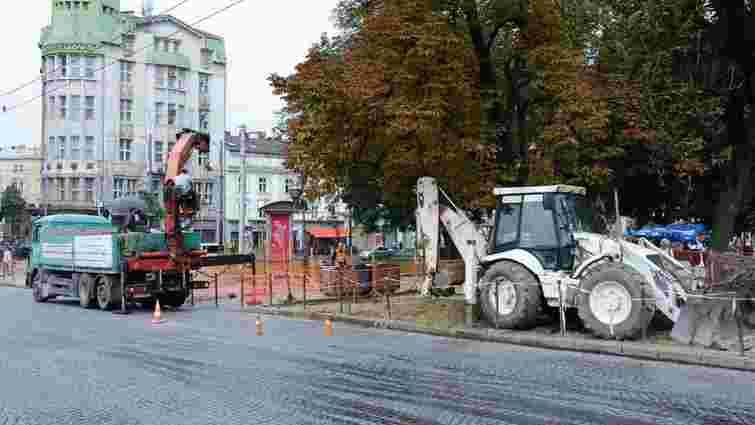 На проспекті Свободи у Львові розпочали підготовчі роботи з ремонту алеї