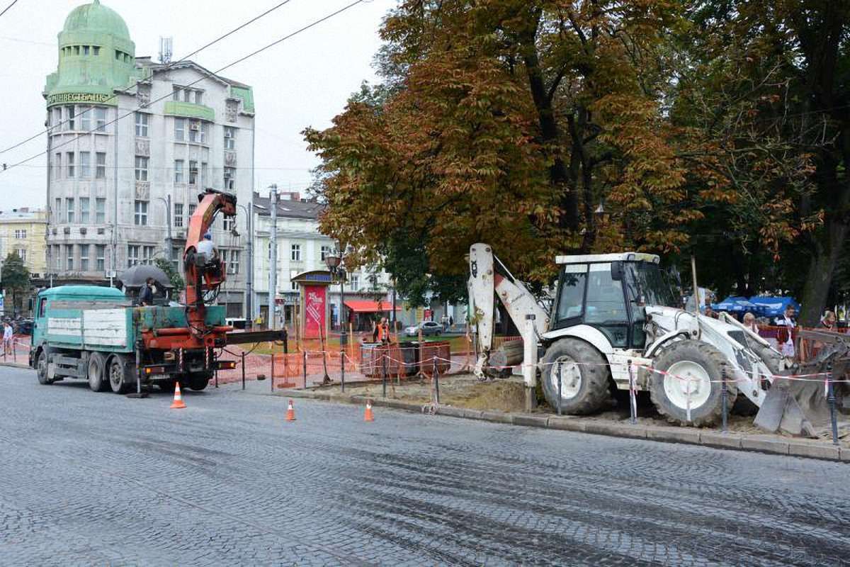 На проспекті Свободи у Львові розпочали підготовчі роботи з ремонту алеї
