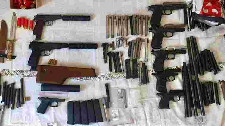 Поліція затримала групу торговців зброєю, яка діяла на території семи областей України