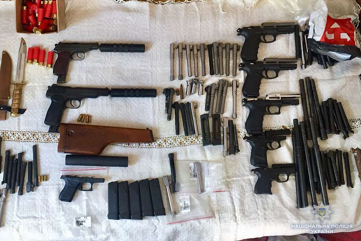 Поліція затримала групу торговців зброєю, яка діяла на території семи областей України