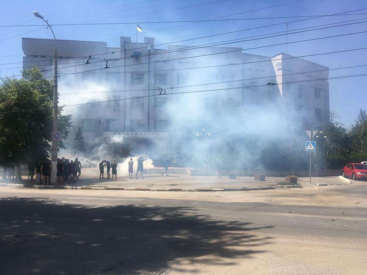 У Херсоні активісти з димовими шашками пікетували місцеву прокуратуру