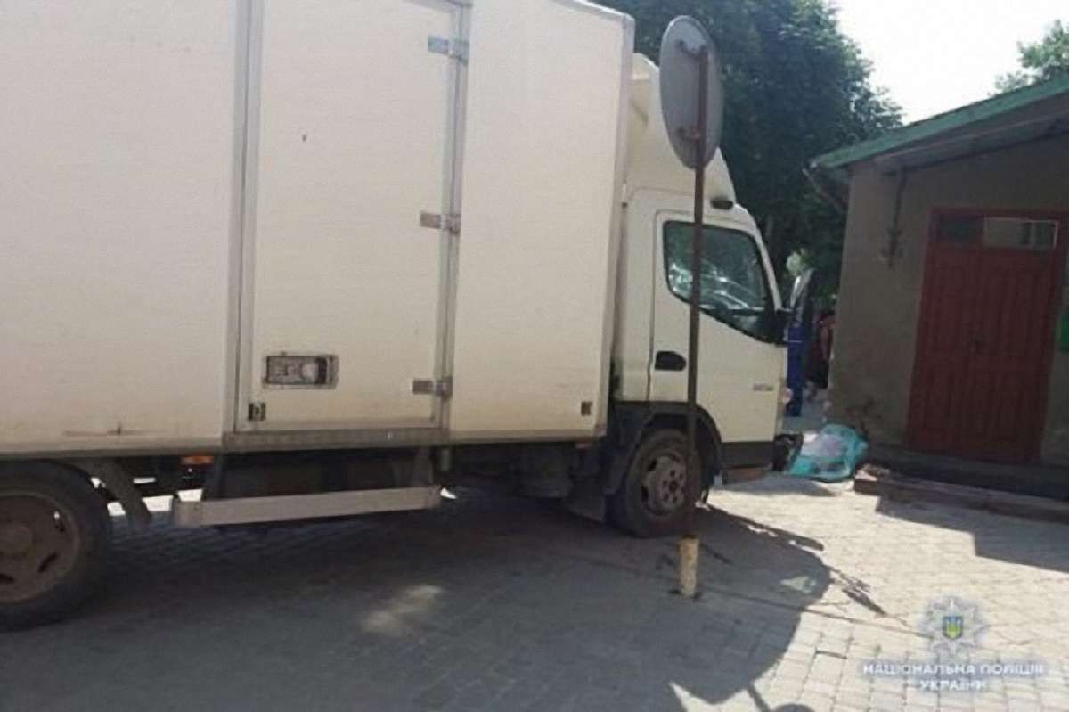 На Тернопільщині вантажівка на смерть збила восьмирічну дівчинку на тротуарі