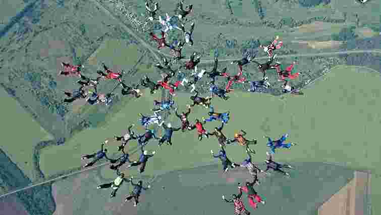 Під Харковом парашутистки з 19 країн світу встановили світовий рекорд