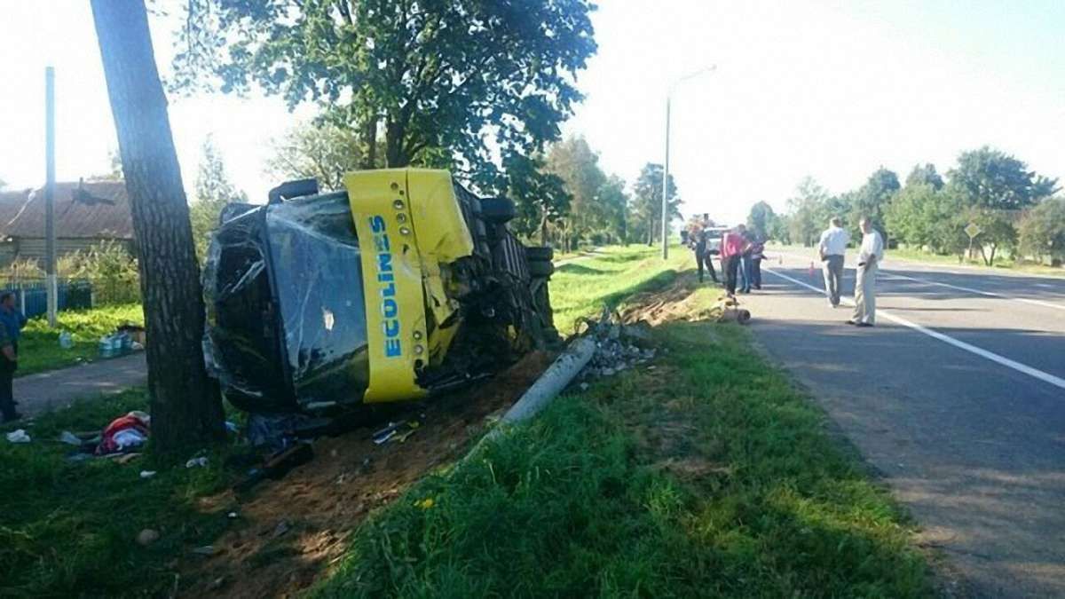 Автобус з українськими туристами перекинувся на трасі в Білорусі