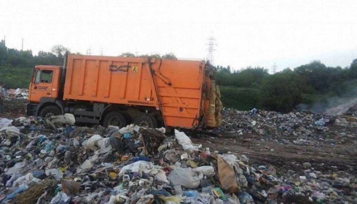 На Кіровоградщині затримали львівські сміттєвози