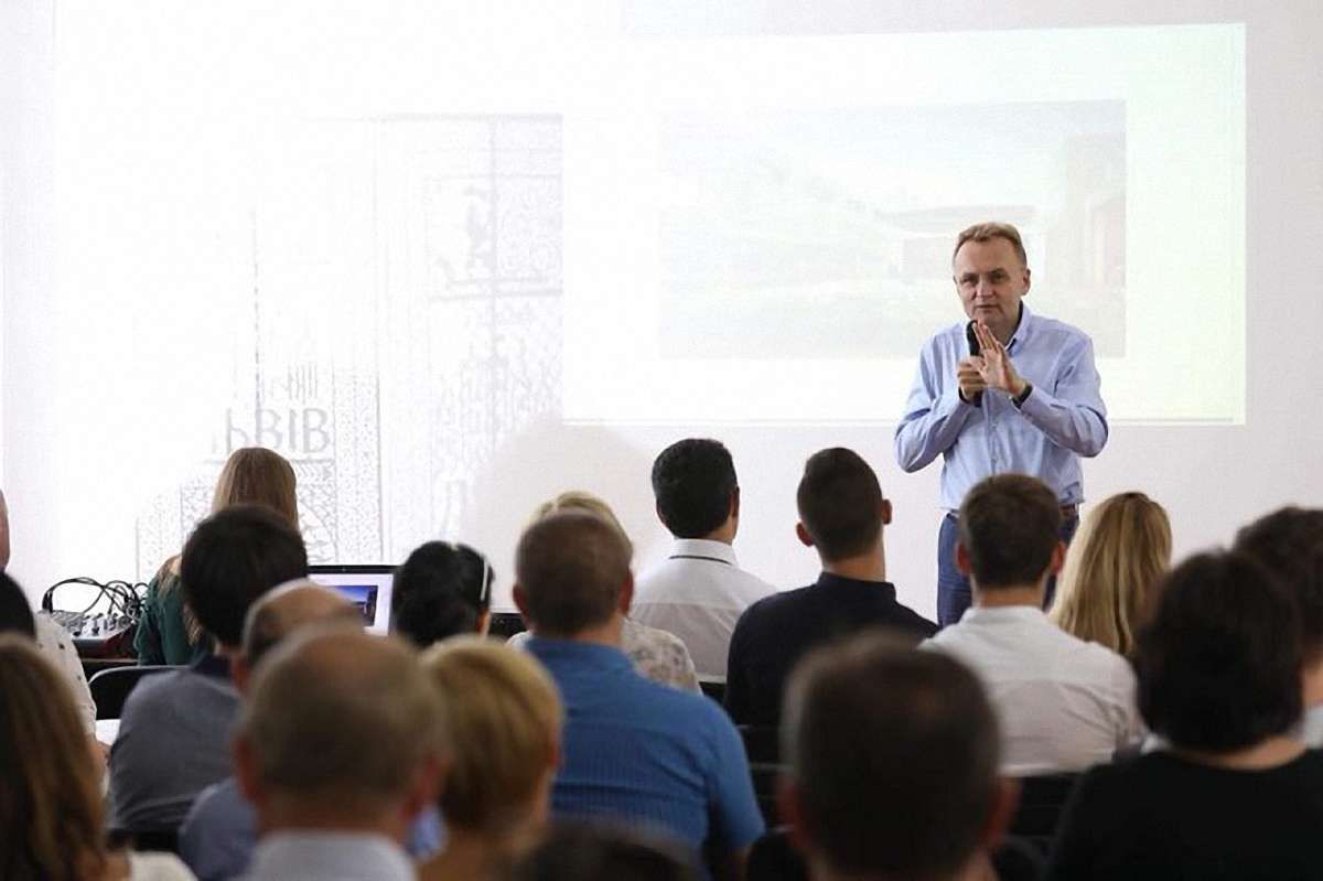 Садовий поділився найуспішнішими практиками розвитку Львова з мешканцями Ужгорода