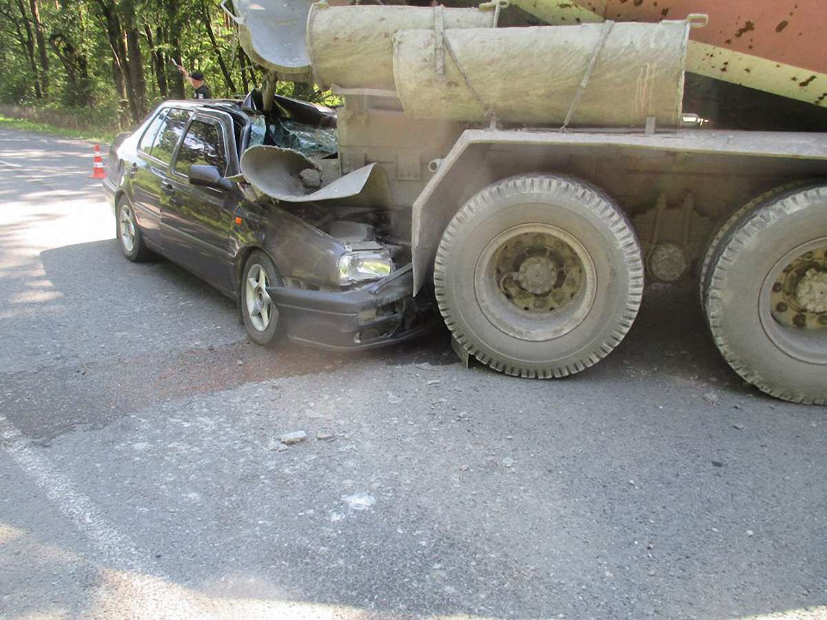 Внаслідок зіткнення автівки і КамАЗа на Львівщині постраждали п'ятеро людей