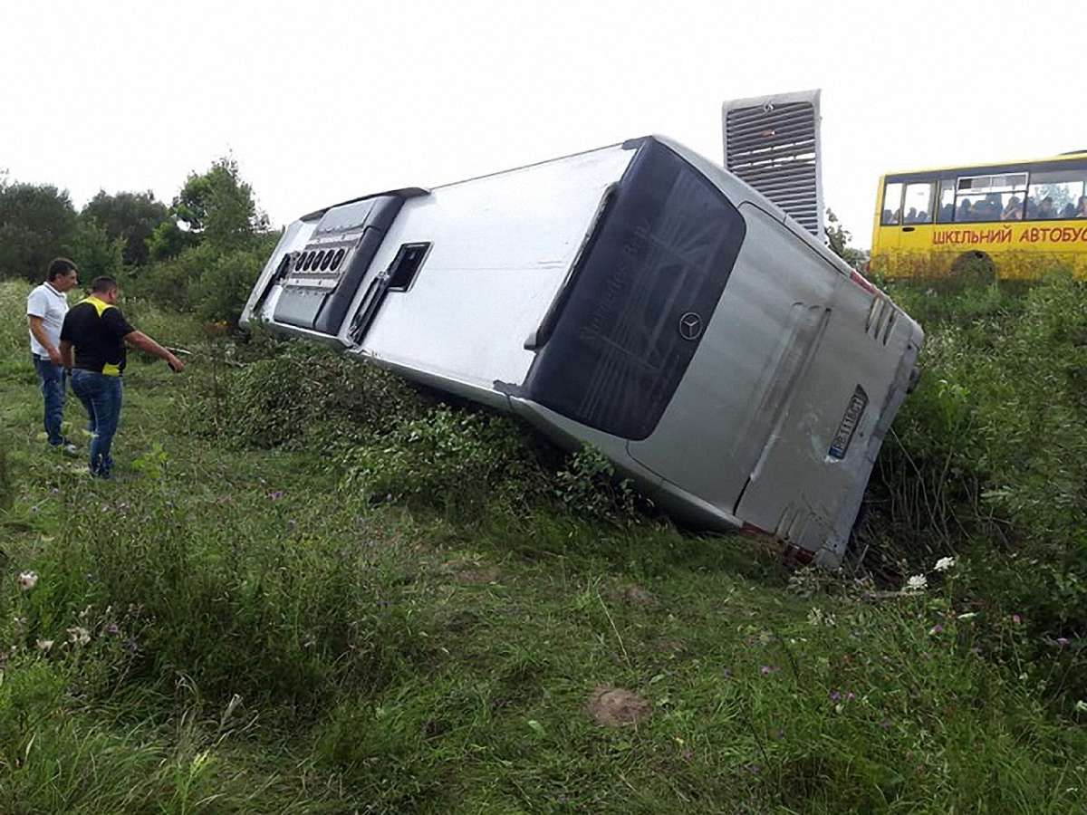Автобус із білоруськими туристами перекинувся на Волині