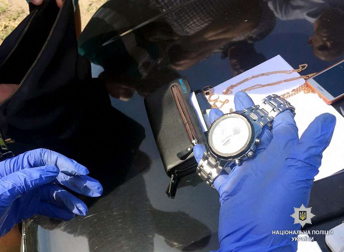 На Одещині затримали чоловіків, які пограбували ювелірний магазин на ₴300 тис.