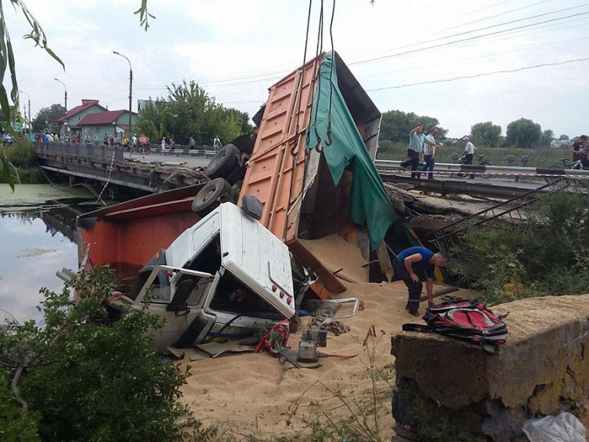 На Хмельниччині вантажівка з зерном злетіла з мосту в річку