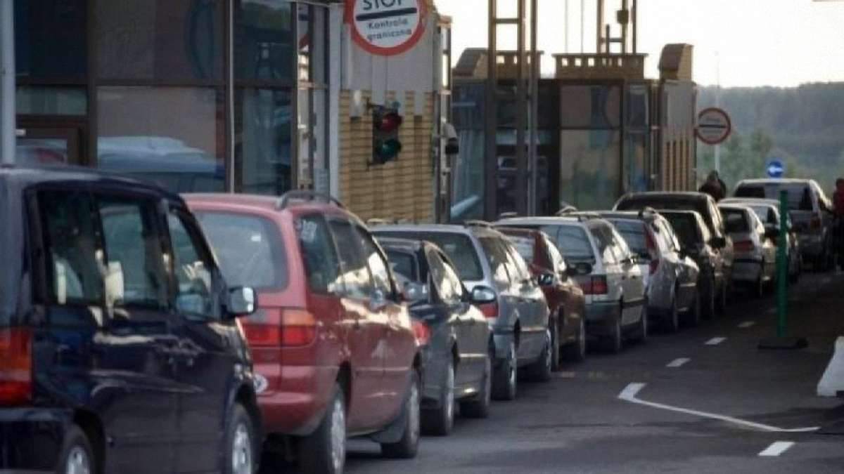Через аварію електромережі рух транспорту у пункті пропуску «Шегині» уповільнений