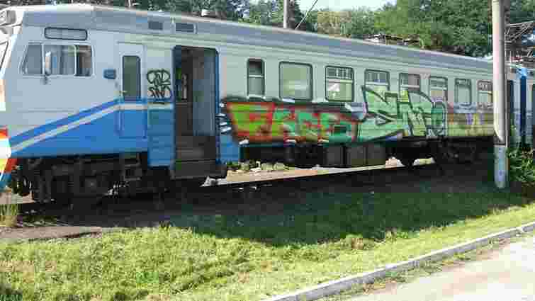 Через графіті Львівська залізниця зняла з рейсів щойно відремонтовані вагони