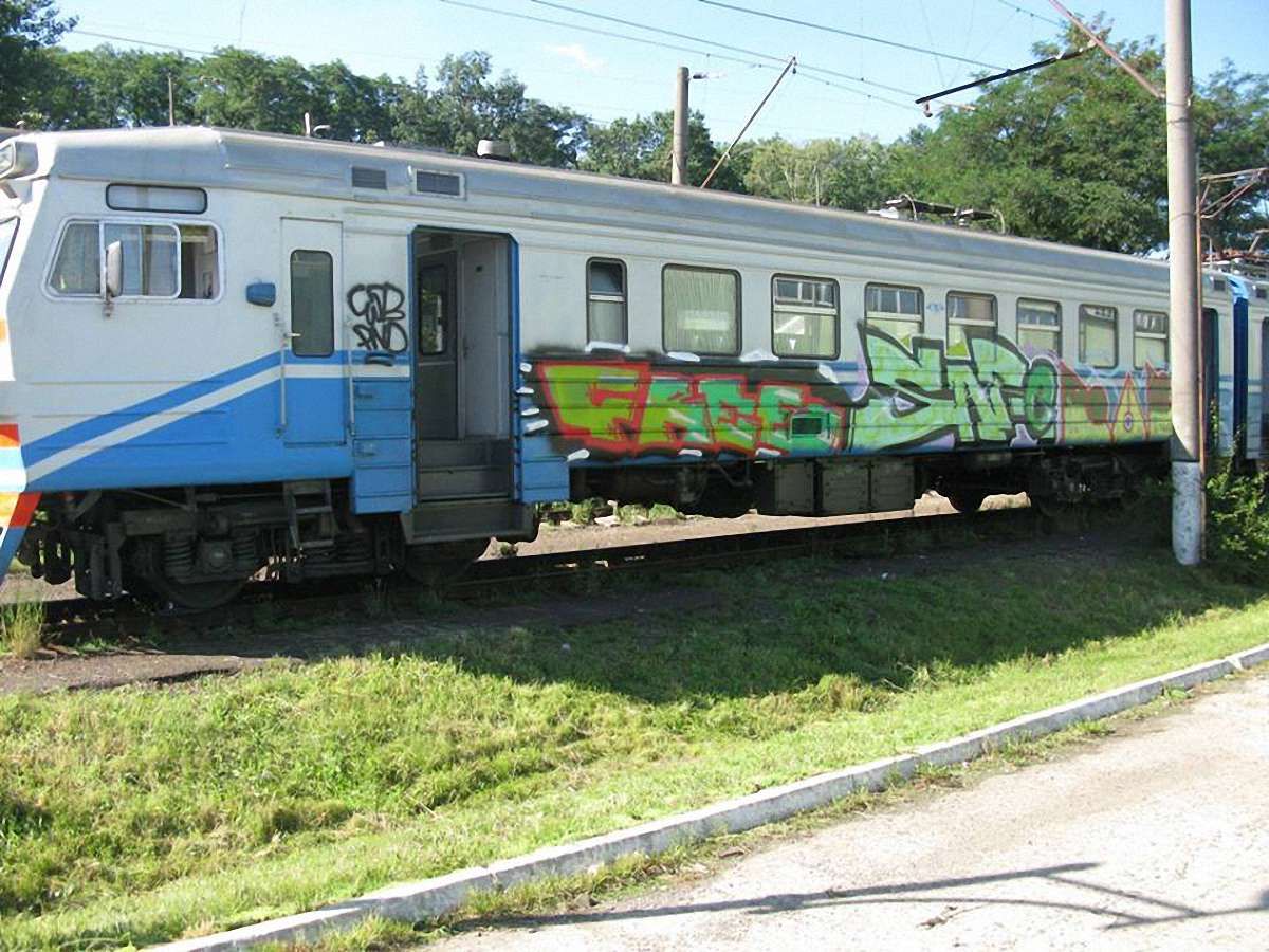 Через графіті Львівська залізниця зняла з рейсів щойно відремонтовані вагони