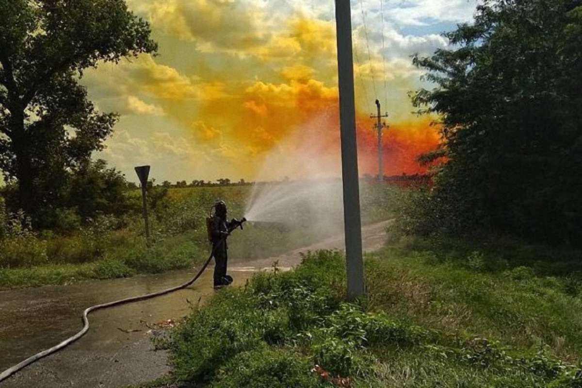На трасі в Дніпропетровській області розлилося кілька тонн азотної кислоти
