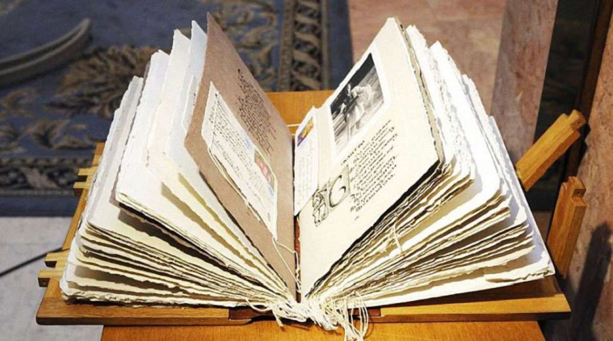 Голова МЗС вручив Папі Римському «Книгу добра», створену українськими дітьми