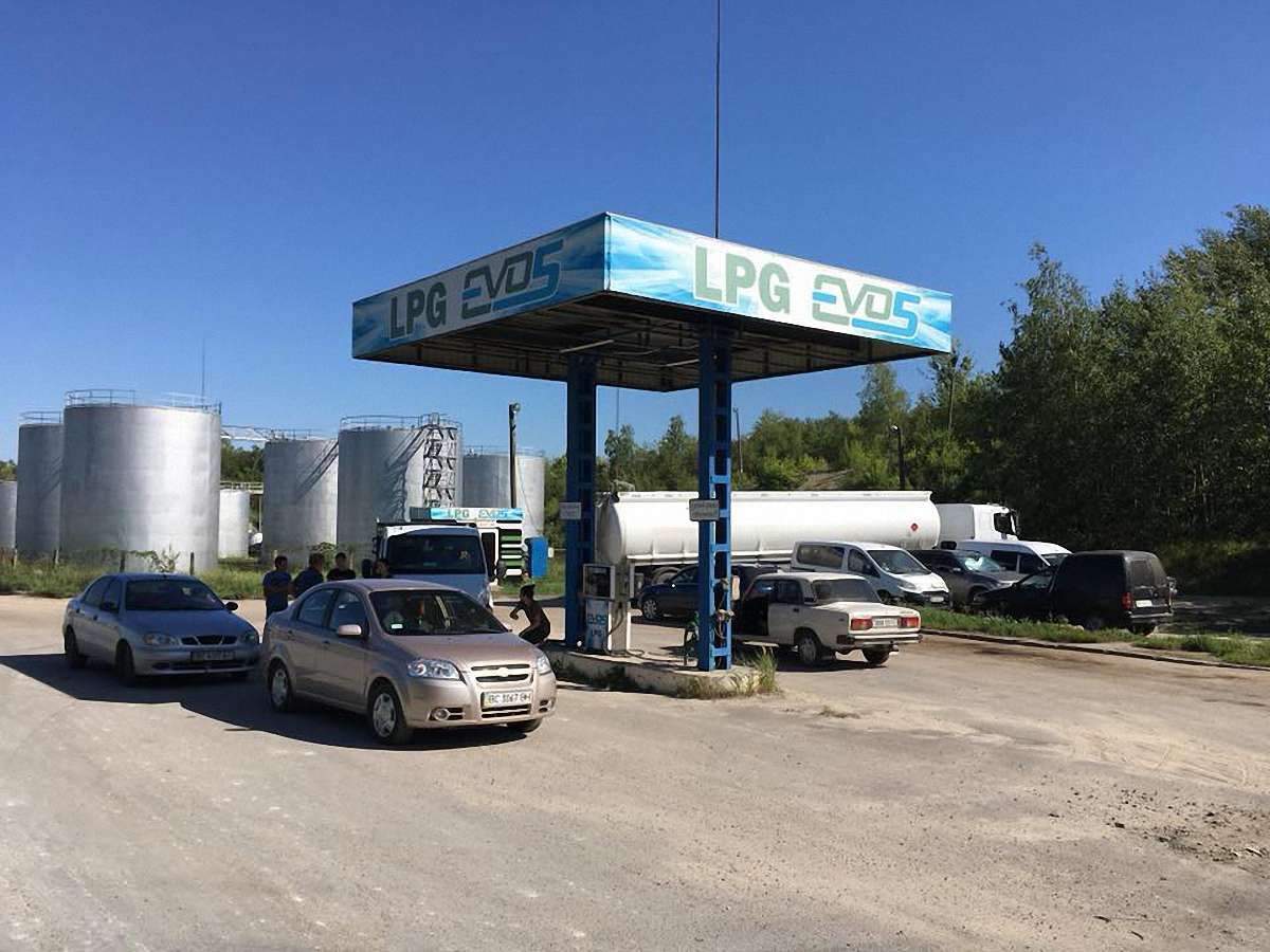 Десятки водіїв заявили про шахрайство на газовій АЗС у Пустомитах