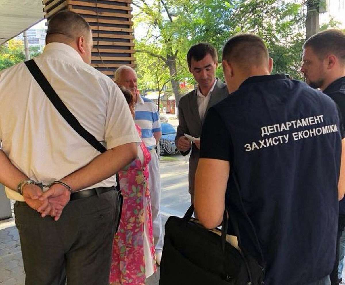 Високопосадовця Державної фіскальної служби затримали на хабарі в $20 тис. 