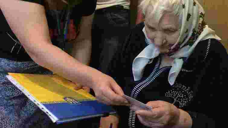 На Тернопільщині жінка отримала перший український паспорт у віці 89-ти років
