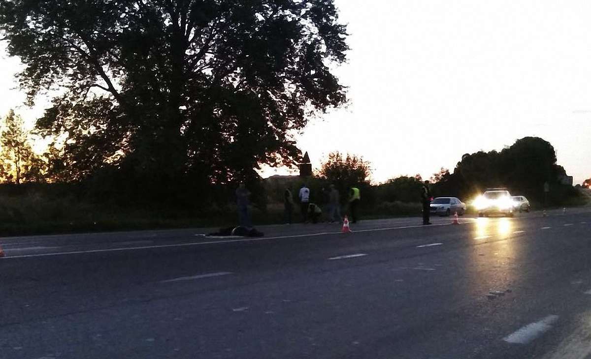 Неподалік Львова водій автомобіля збив на смерть пішохода