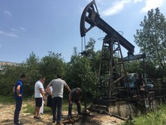 Не сміється, а бореться