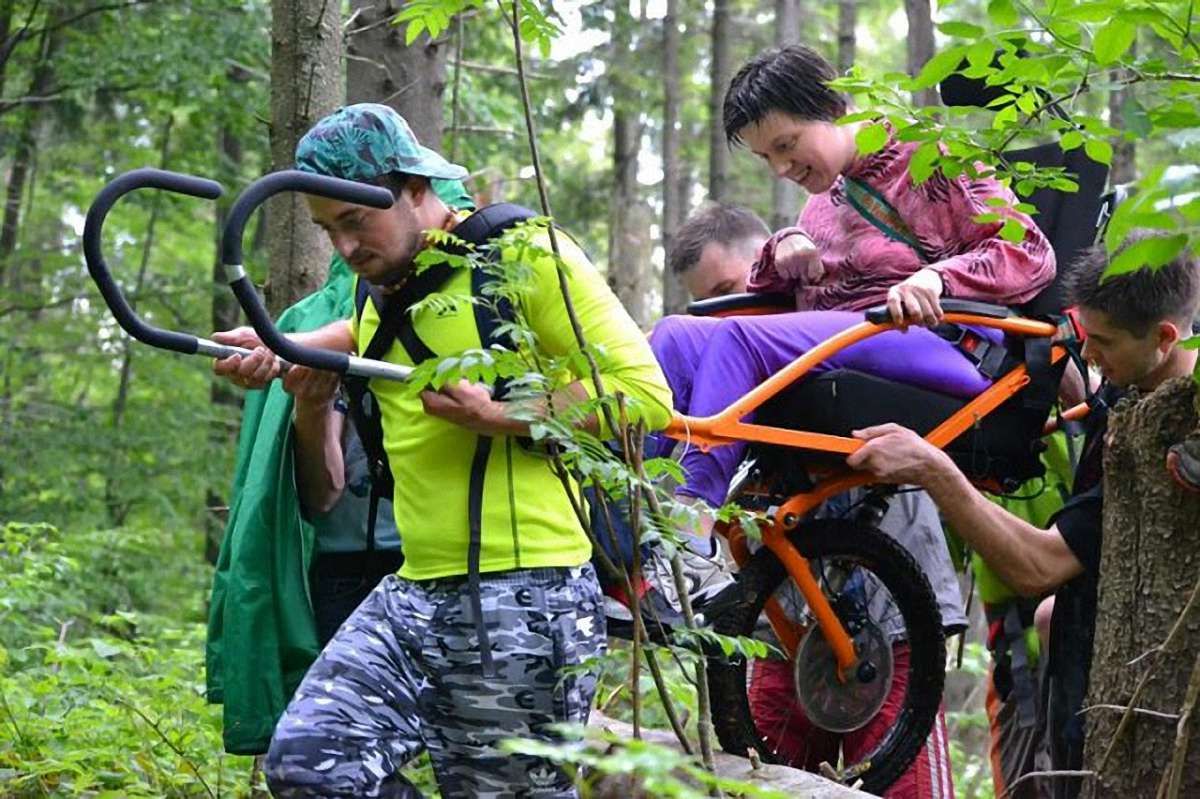 Команда проекту «На трьох колесах» влаштовує благодійне сходження на гору Пікуй