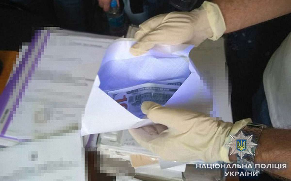 Поліція затримала землевпорядницю сільради на Львівщині за вимагання $3 тис. хабара