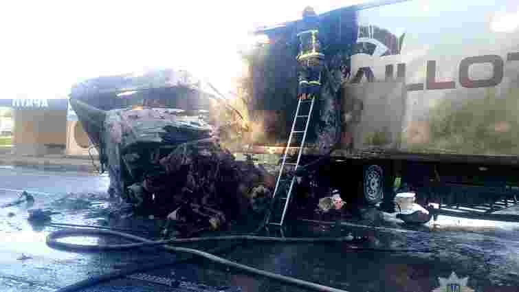 На Рівненщині внаслідок ДТП загорілися дві вантажівки, один з водіїв загинув 