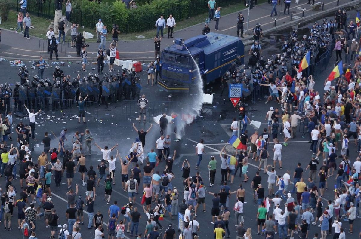 Під час силовогу розгону антикорупційних мітингів у Румунії постраждали майже 500 людей