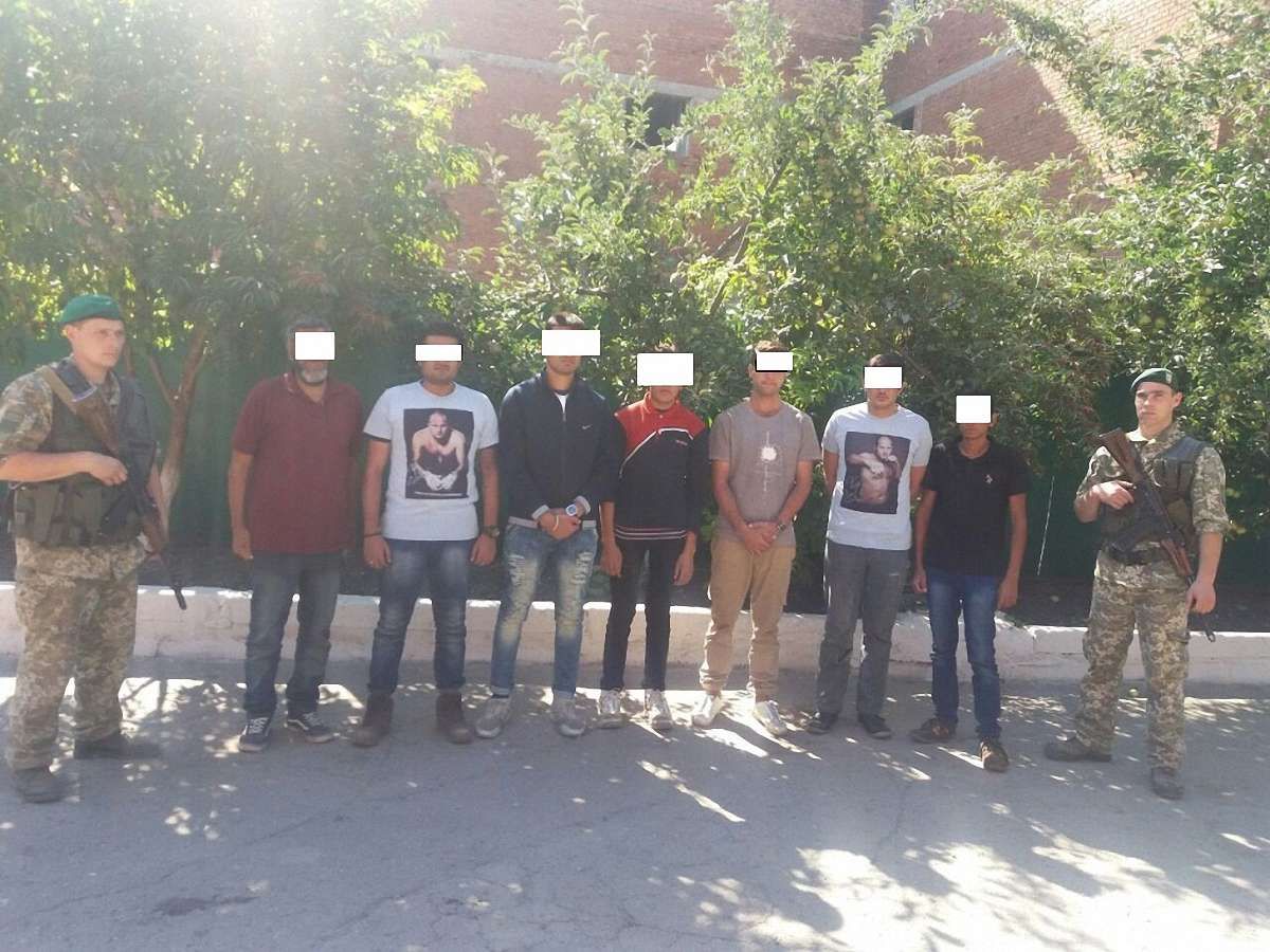 На Харківщині прикордонники затримали групу нелегалів з Індії та Пакистану