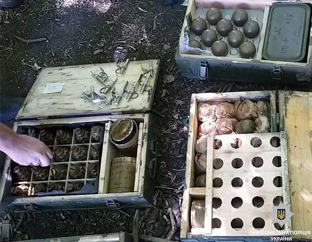 На Дніпропетровщині знайшли схованку з боєприпасами