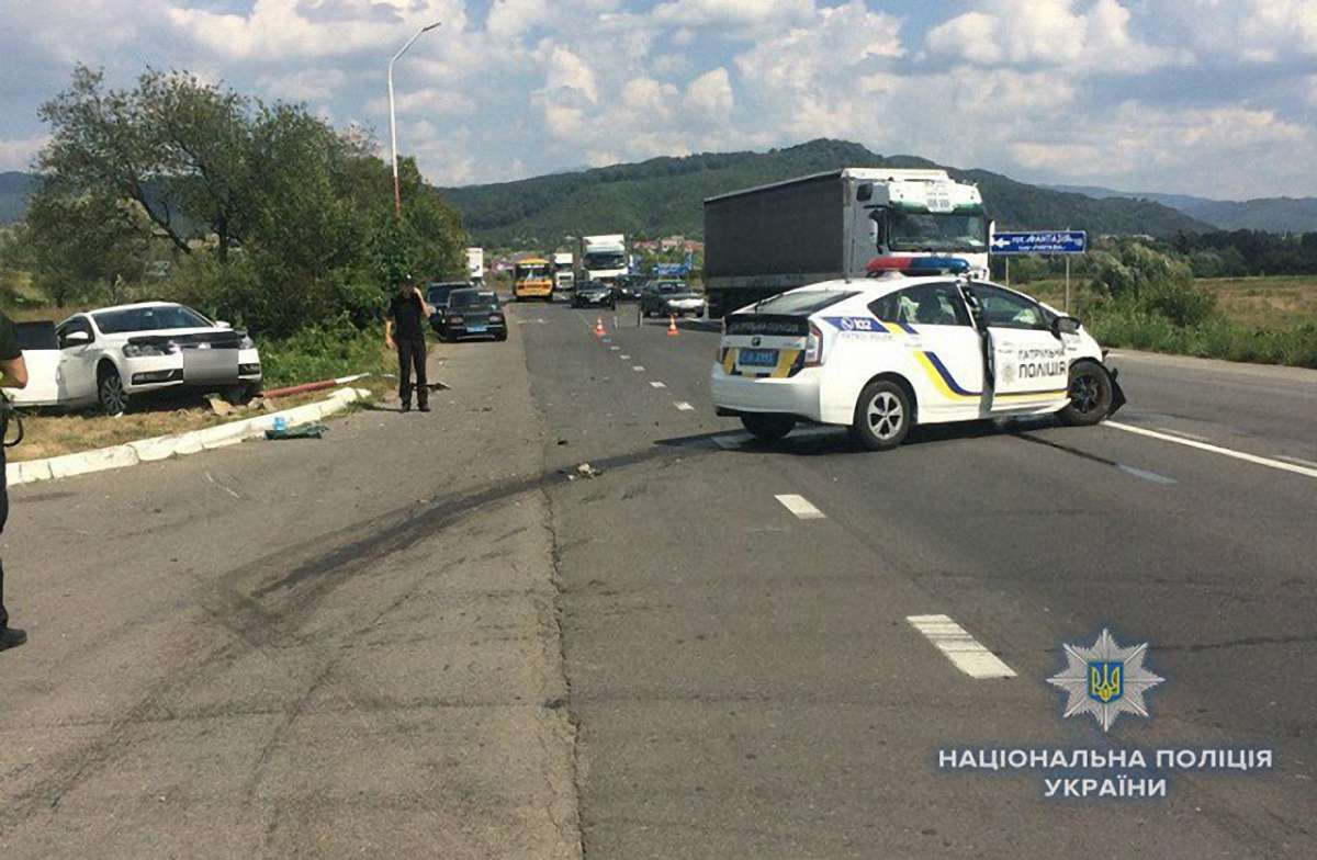 Під час погоні на Закарпатті автомобіль патрульної поліції потрапив у ДТП, є постраждалі