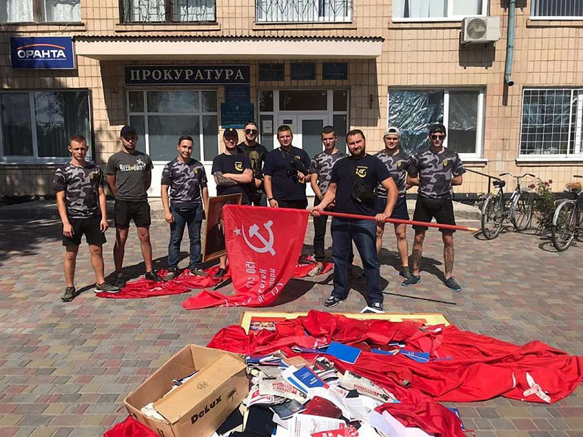 У будівлі суду та прокуратури на Полтавщині активісти виявили приймальню забороненої КПУ