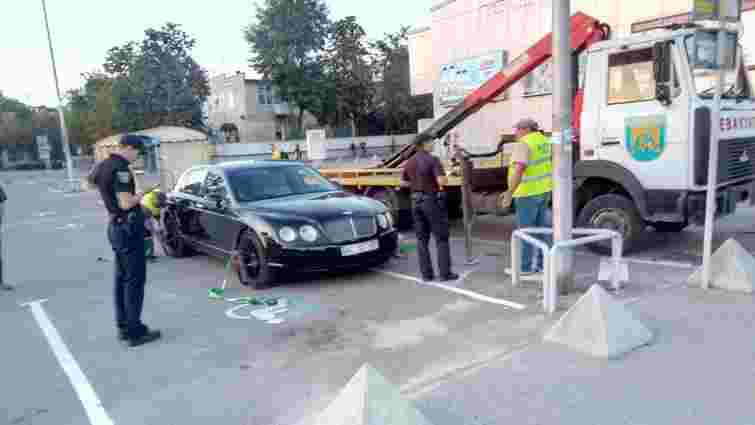 За неправильну парковку у Львові забрали на штрафмайданчик розкішний Bentley Flying Spur