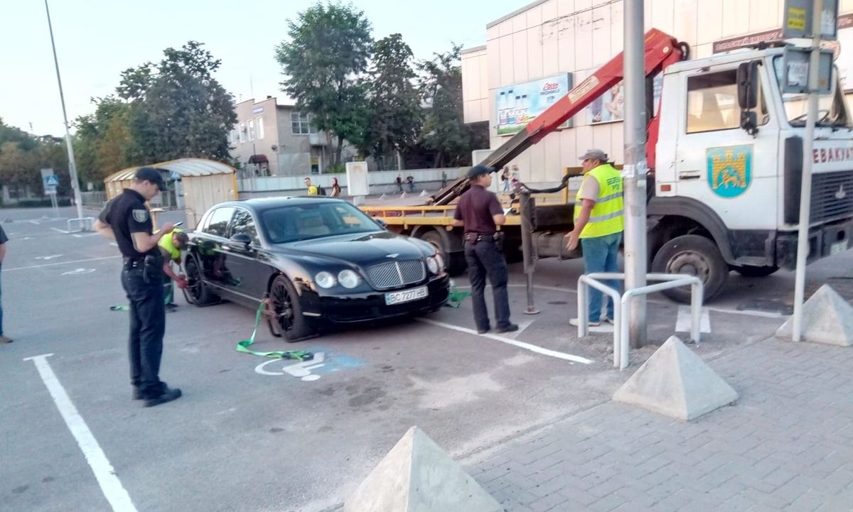За неправильну парковку у Львові забрали на штрафмайданчик розкішний Bentley Flying Spur