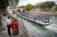 Парижан обурили відкриті пісуари на вулицях міста. Фото дня