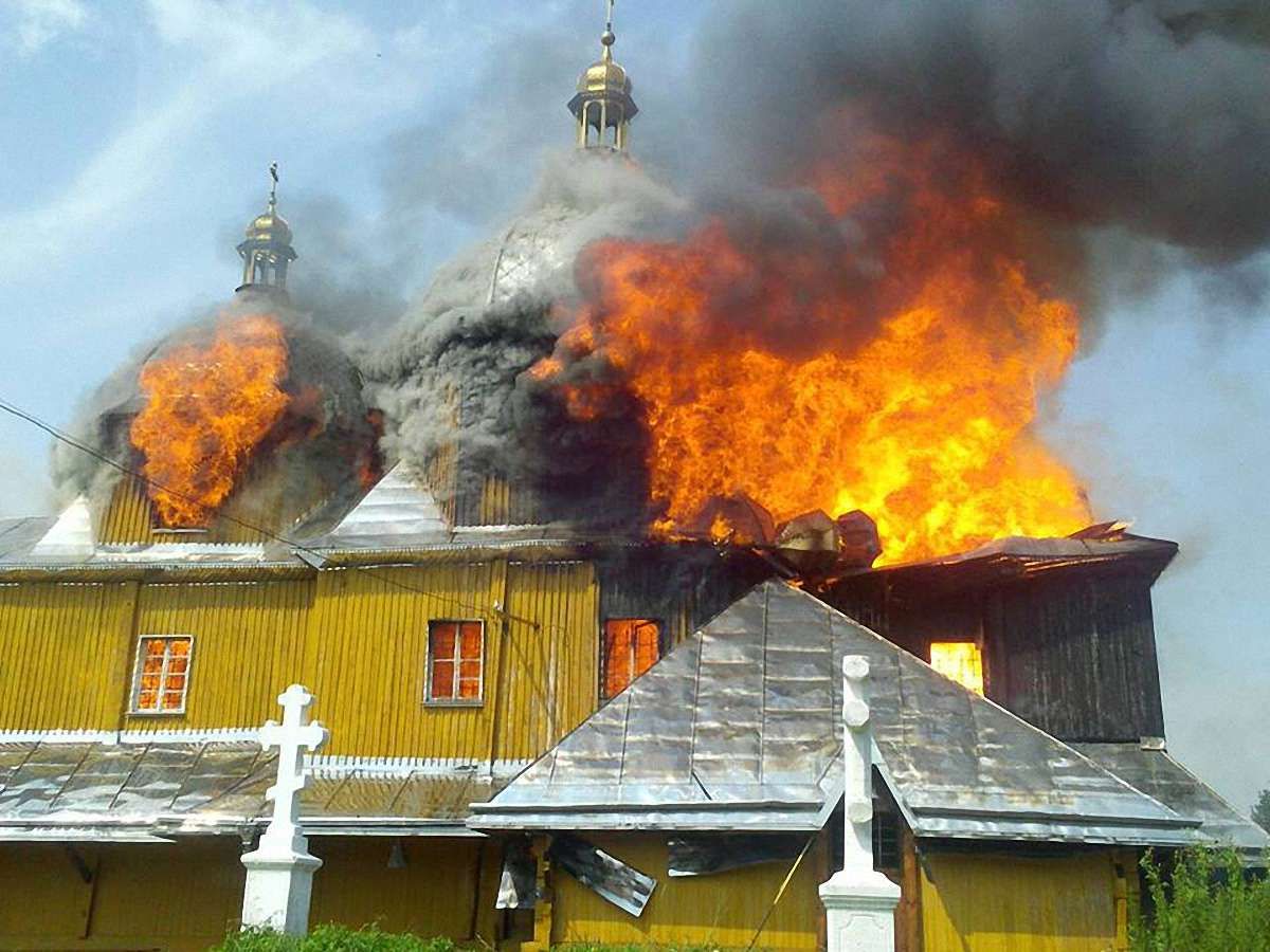 Куполи падали, а жінки плакали