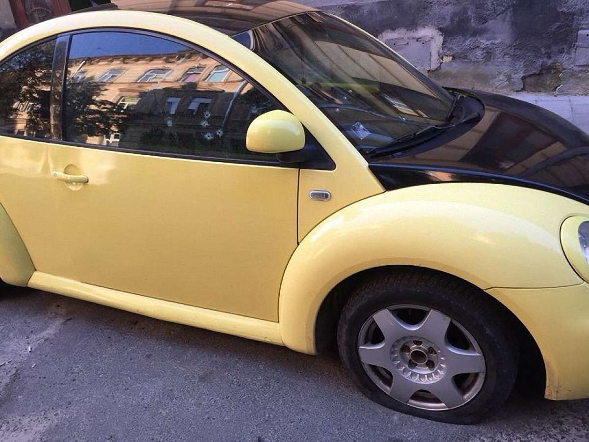 У Львові невідомі обстріляли автомобіль Volkswagen New Beetle