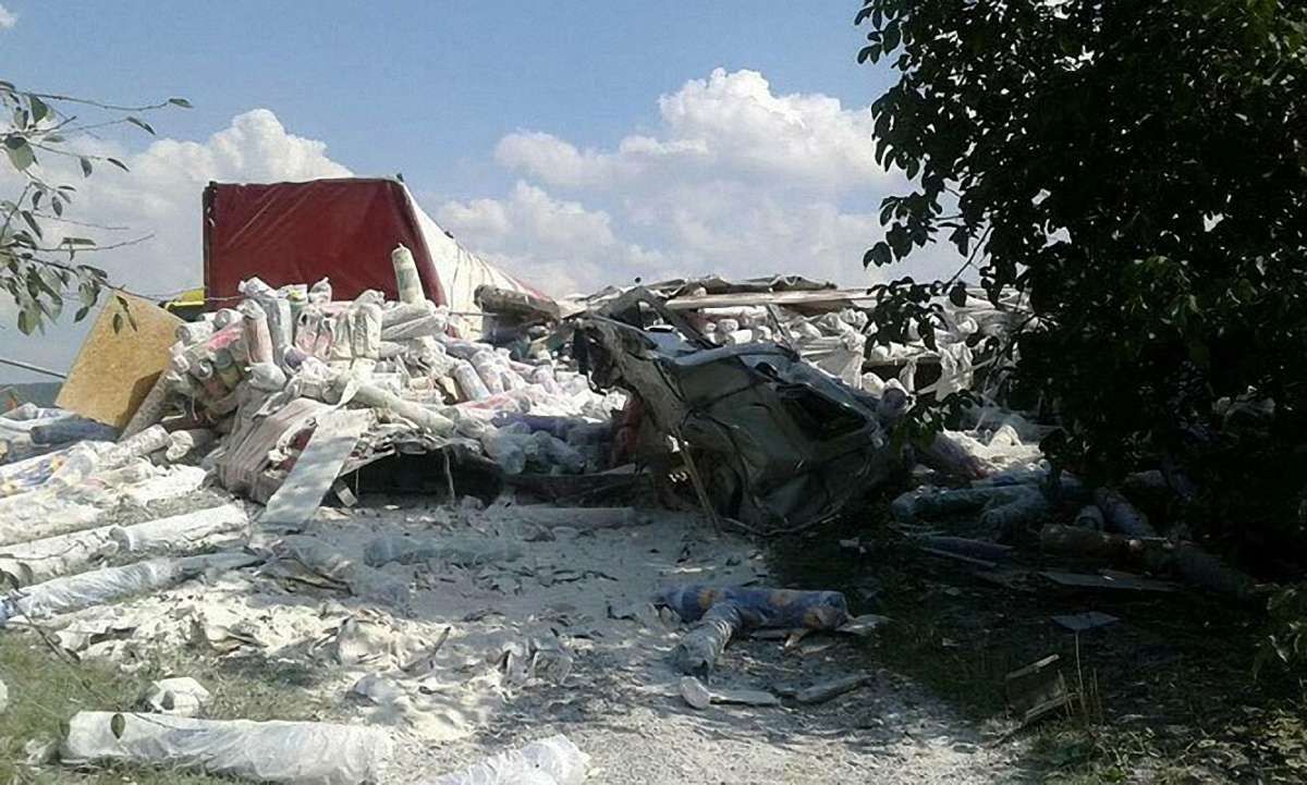 Унаслідок зіткнення двох вантажівок на трасі Київ-Чоп загинув водій