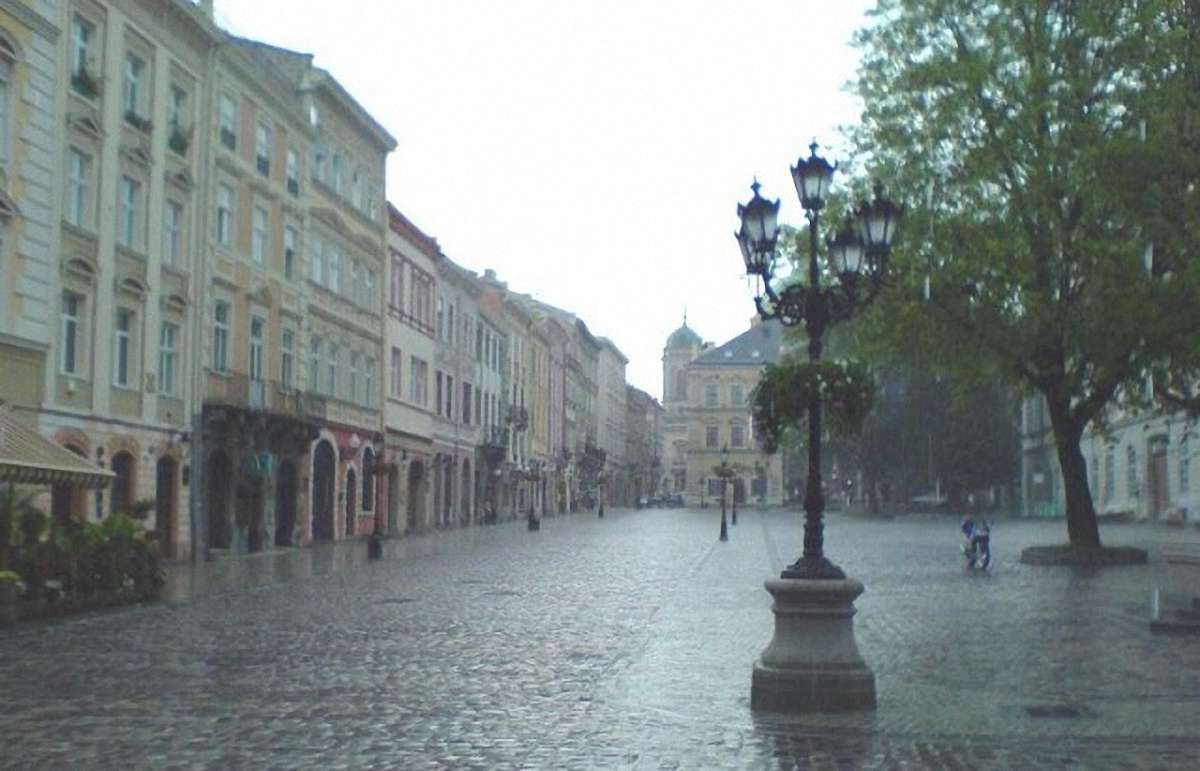 У Львові та області синоптики до кінця тижня прогнозують грози і град