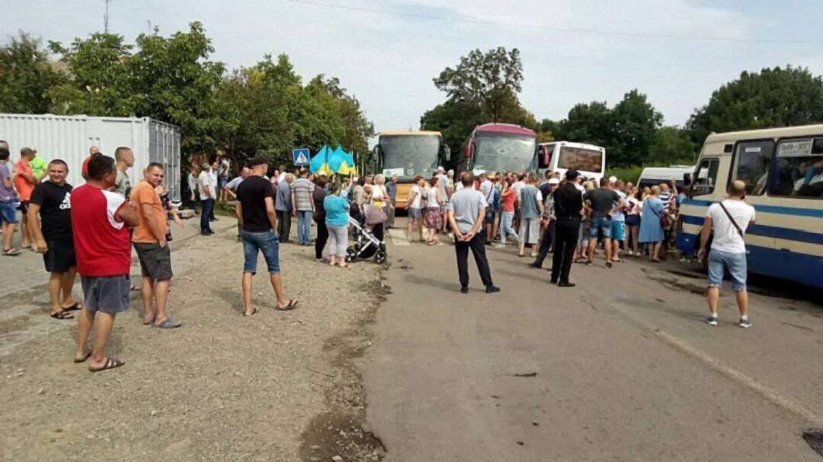У Болехові люди перекрили дорогу державного значення на Львів, вимагаючи її ремонту