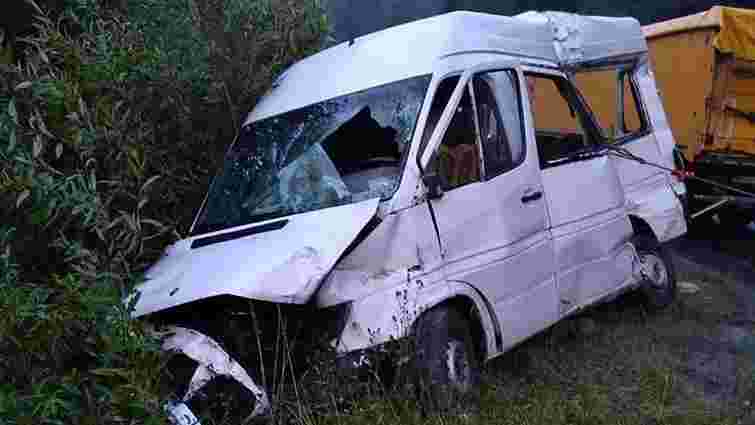На Львівщині водій мікроавтобуса загинув після зіткнення з вантажівкою