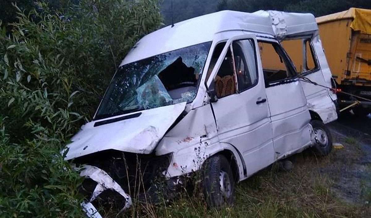 На Львівщині водій мікроавтобуса загинув після зіткнення з вантажівкою
