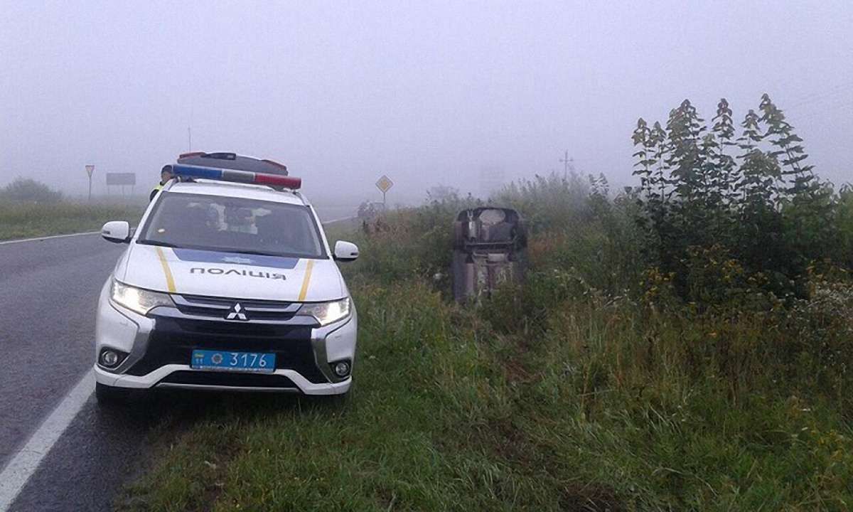 Унаслідок ДТП на трасі Львів-Краковець автомобіль з'їхав у кювет та перекинувся