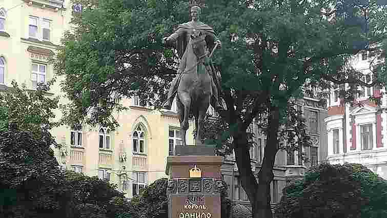На пам'ятник королю Данилу Галицькому у Львові невідомі приклеїли напис «Кінь»
