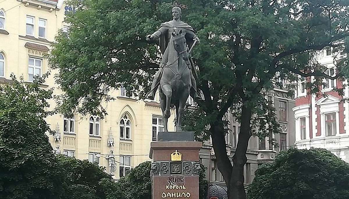 На пам'ятник королю Данилу Галицькому у Львові невідомі приклеїли напис «Кінь»