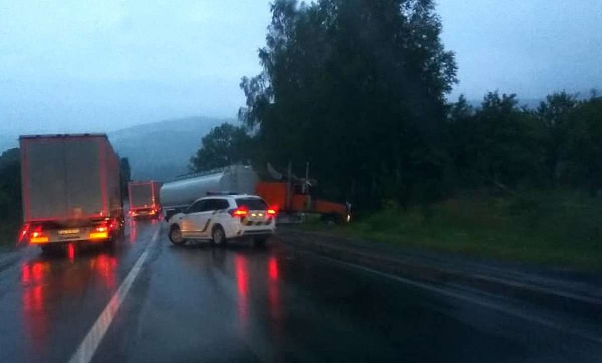 На Львівщині внаслідок зіткнення двох вантажівок загинув 22-річний водій