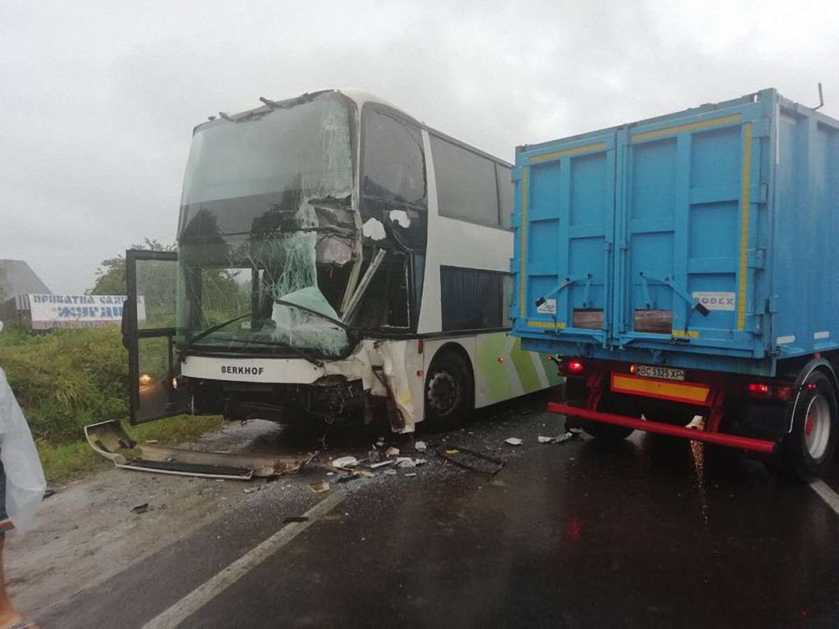 На Сколівщині зіткнулися туристичний автобус та вантажівка